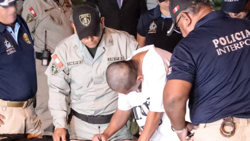 "Pequeño J" viaja en un avión de la Fuerza Aérea para responder por el triple crimen