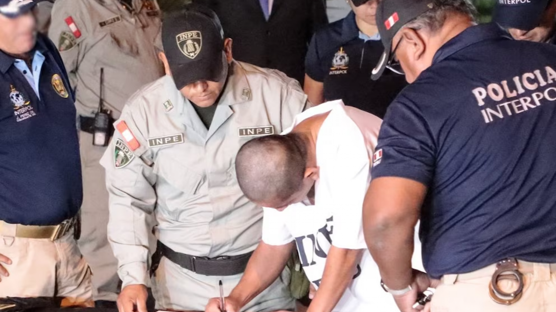 "Pequeño J" viaja en un avión de la Fuerza Aérea para responder por el triple crimen