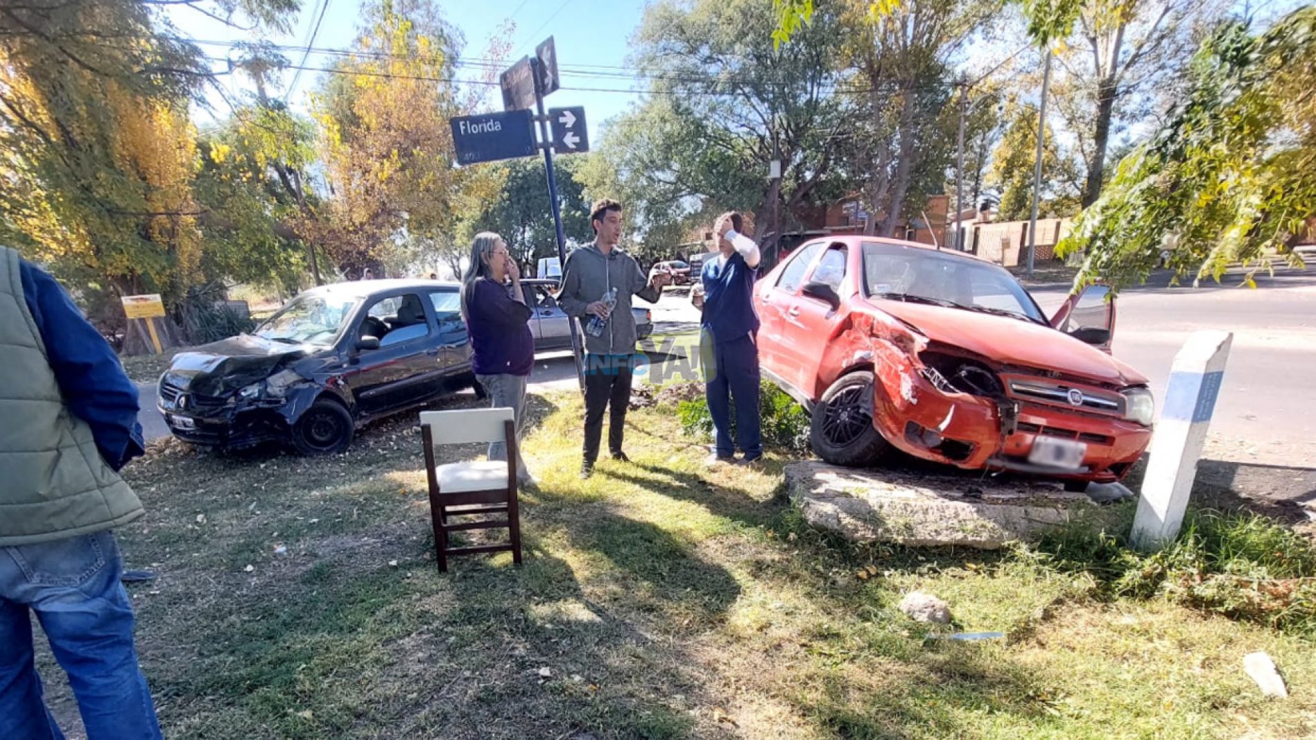 Fuerte choque terminó con dos autos dañados, uno en la acequia