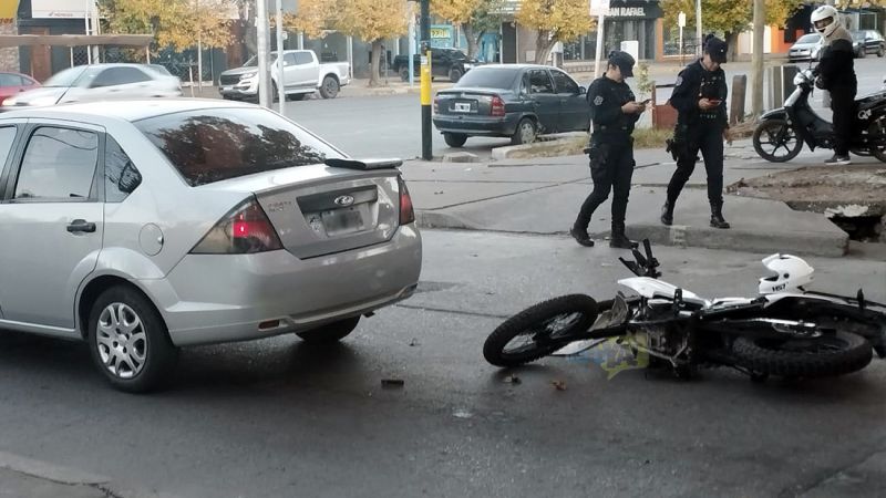 Una motociclista fue trasladada en ambulancia luego de un choque