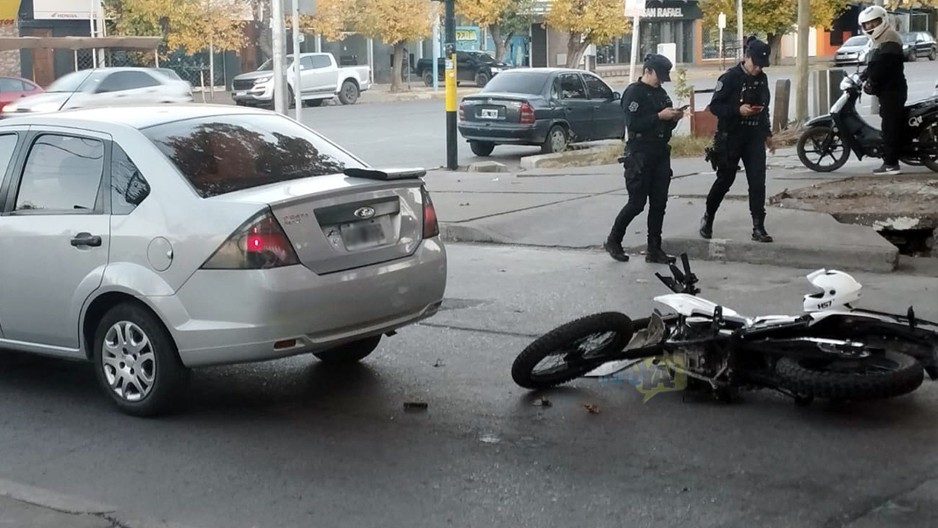 Una motociclista fue trasladada en ambulancia luego de un choque
