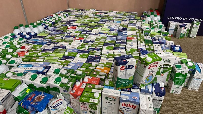 Entregaron los alimentos y la leche donados en el concierto de la Filarmónica