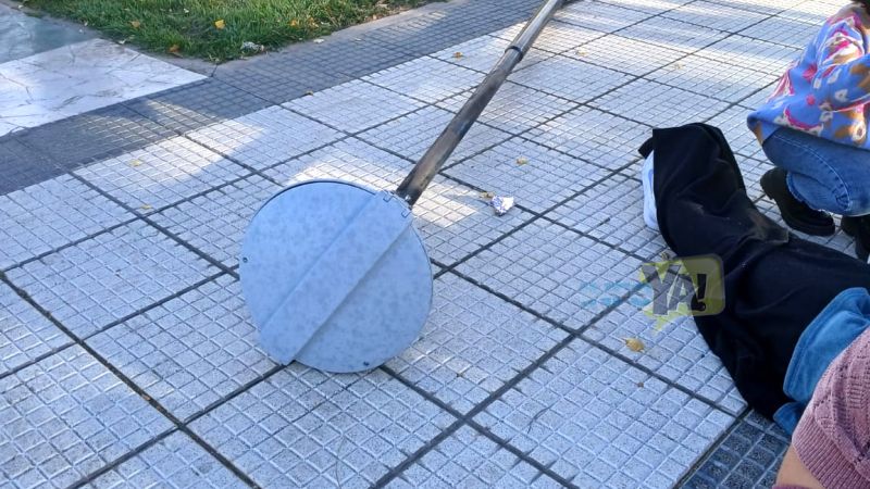 Una farola cayó sobre una mujer cuando caminaba por el Paseo Rawson