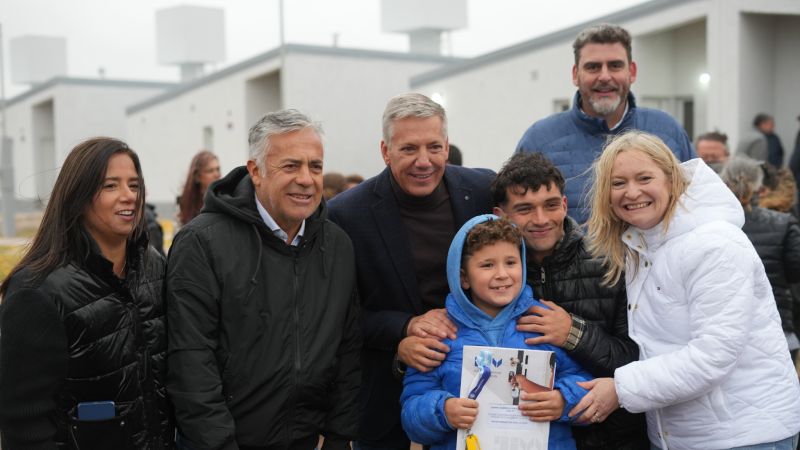 Cornejo entregó 38 viviendas del barrio Alimentación II