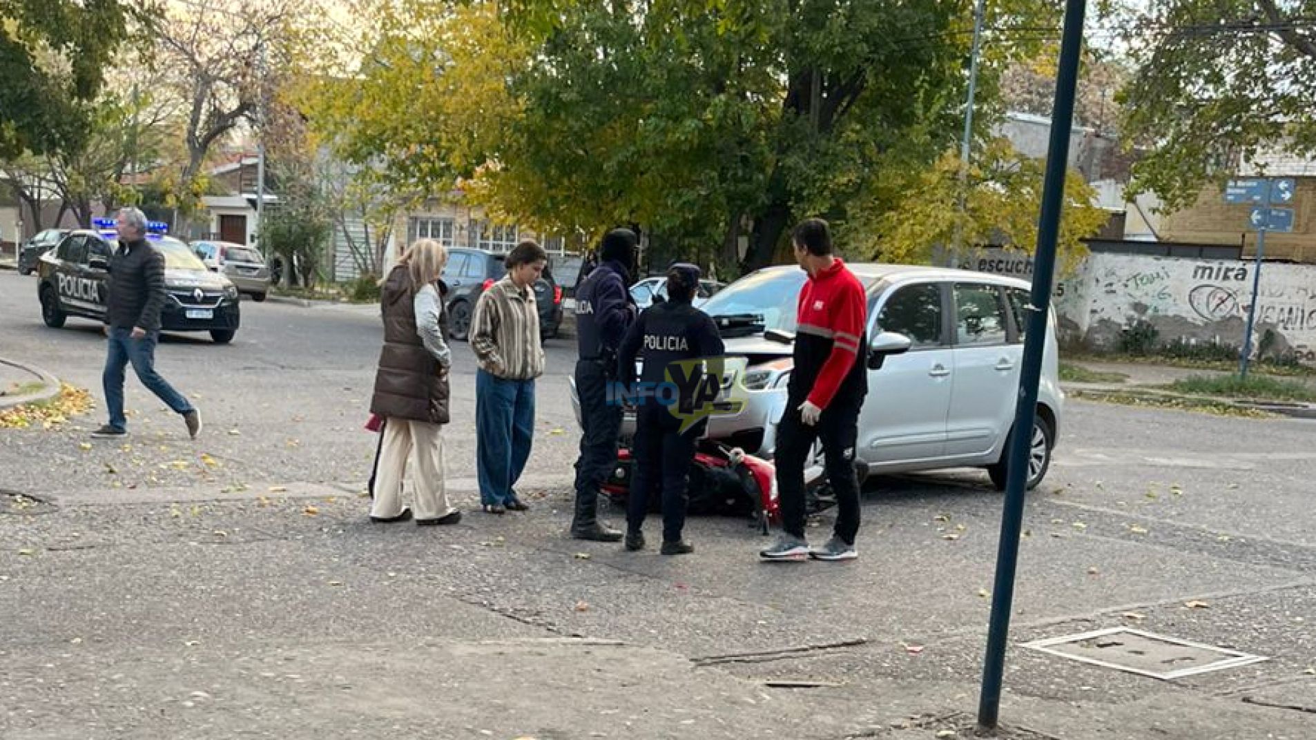 Otro choque en la ciudad con un motociclista lesionado