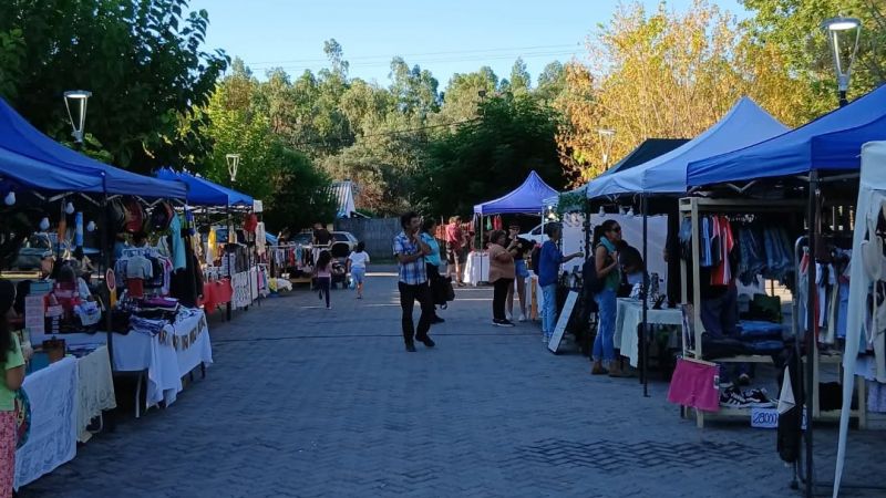 Mucha música y baile en vivo en la feria de artesanos de la plaza de Rama Caída