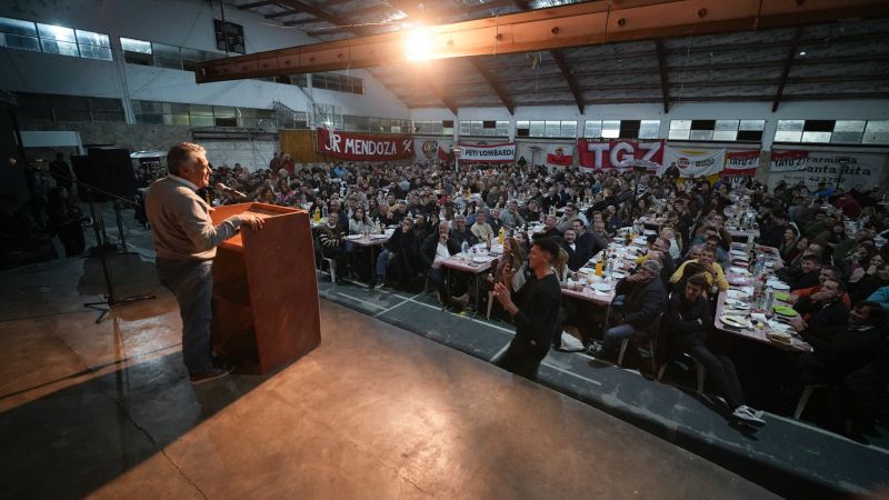 Una paella con condimento electoral y mucha militancia