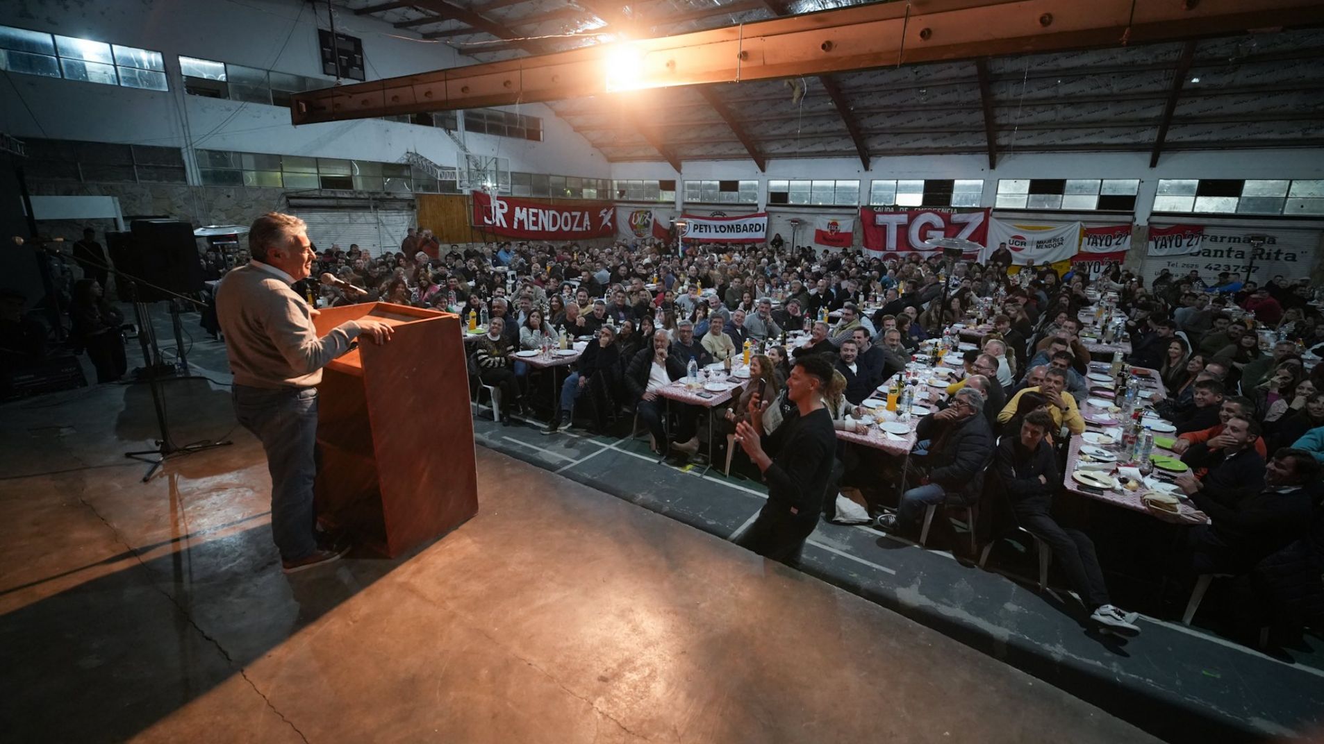 Una paella con condimento electoral y mucha militancia