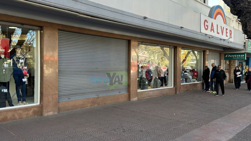 De una pedrada rompieron parte de la vidriera de Tiendas Galver