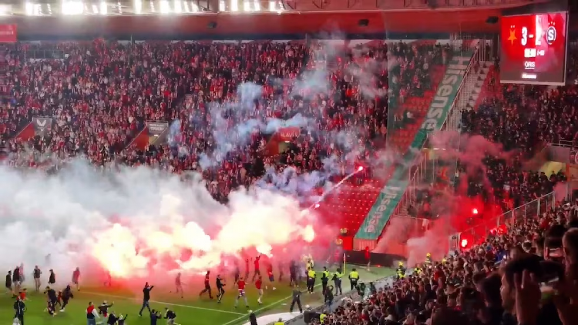 Video del brutal ataque con bengalas entre jugadores y la hinchada rival