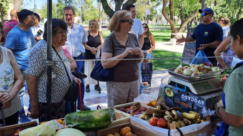 Habilitan a escuelas técnicas a vender en la Feria Franca
