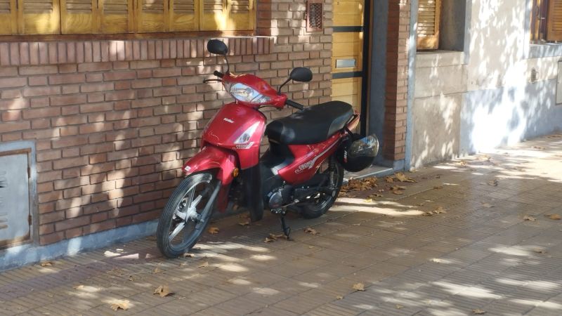Operativo policial por moto robada en el estacionamiento del Schestakow
