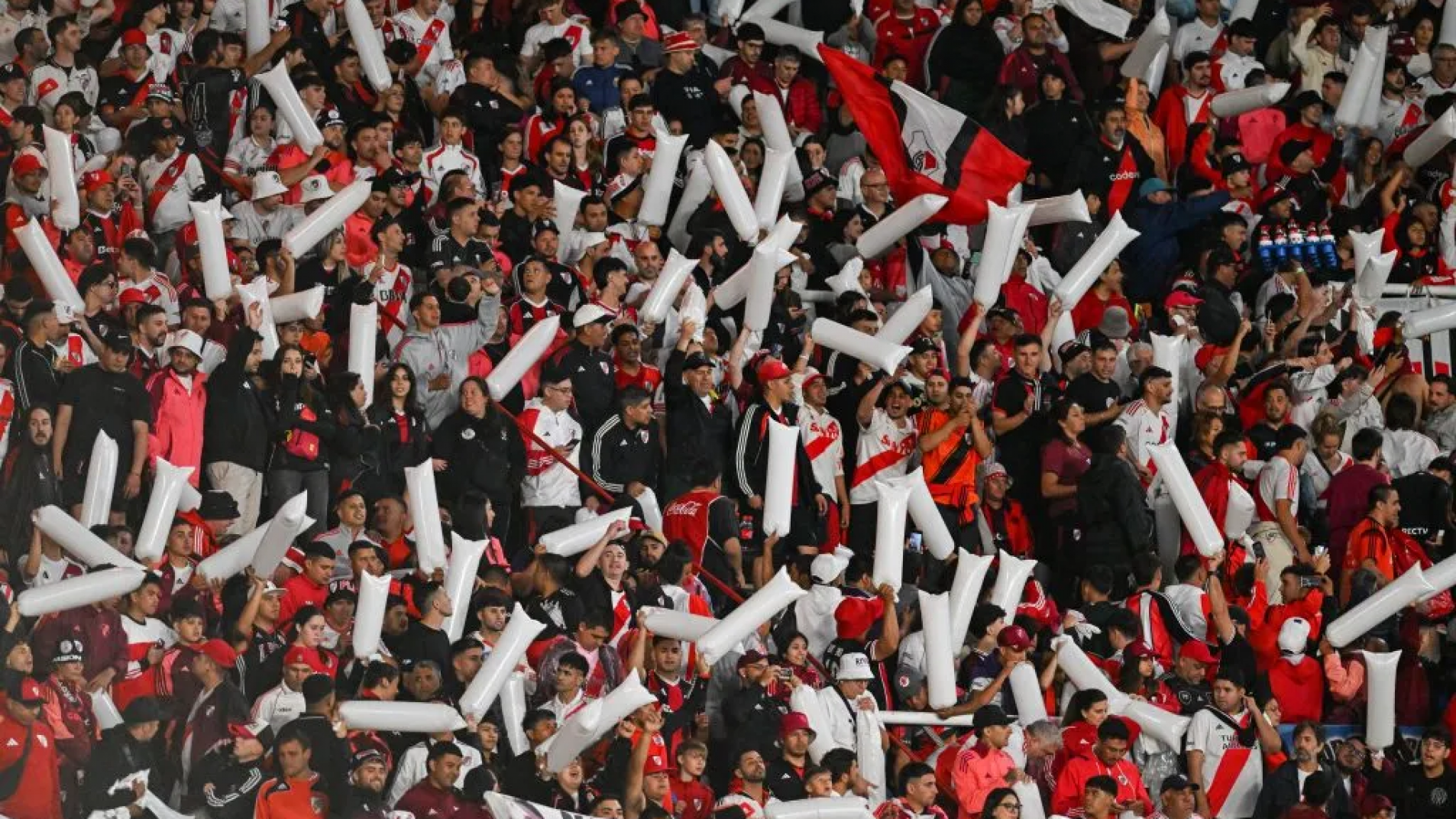 La reacción de Salas y el insulto de Quintero a los hinchas de River (Videos)