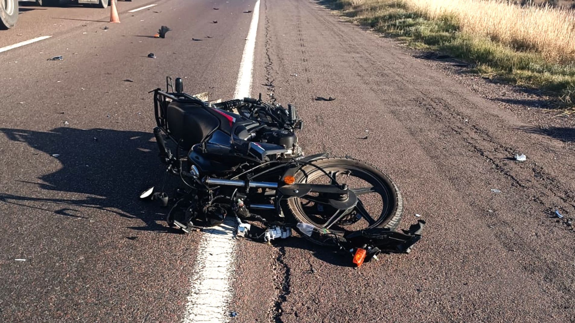 Un motociclista murió tras chocar contra un camión