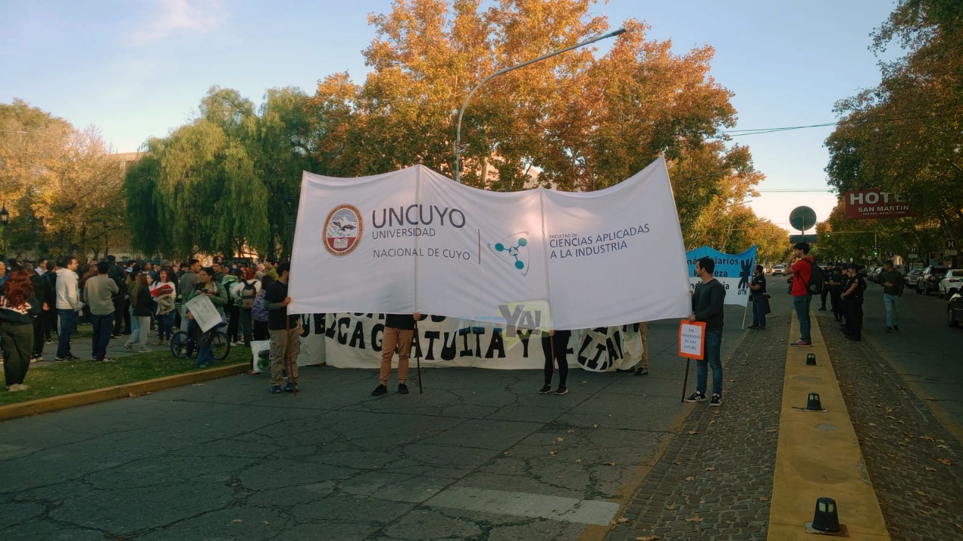 Universidades: marcharon por avenida San Martín y se manifestaron en el KM0