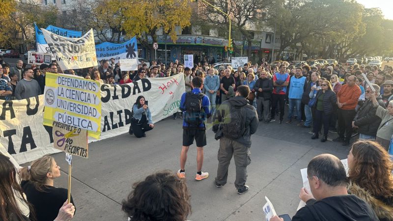 Universidades: marcharon por avenida San Martín y se manifestaron en el KM0
