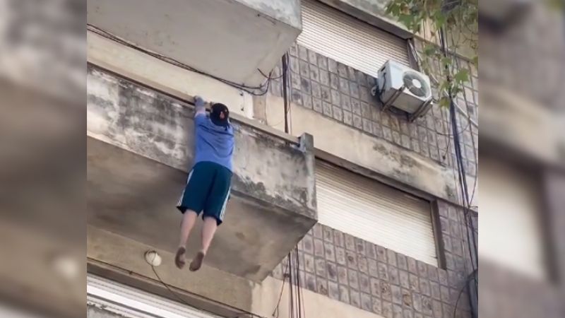Video: cayó desde un cuarto piso y sobrevivió al impactar sobre un patrullero
