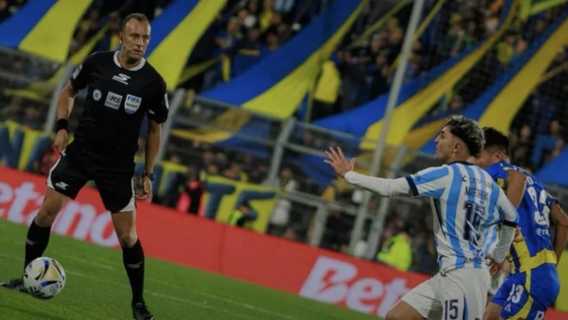 Cancha inclinada y pelota en los pies de Darío Herrera