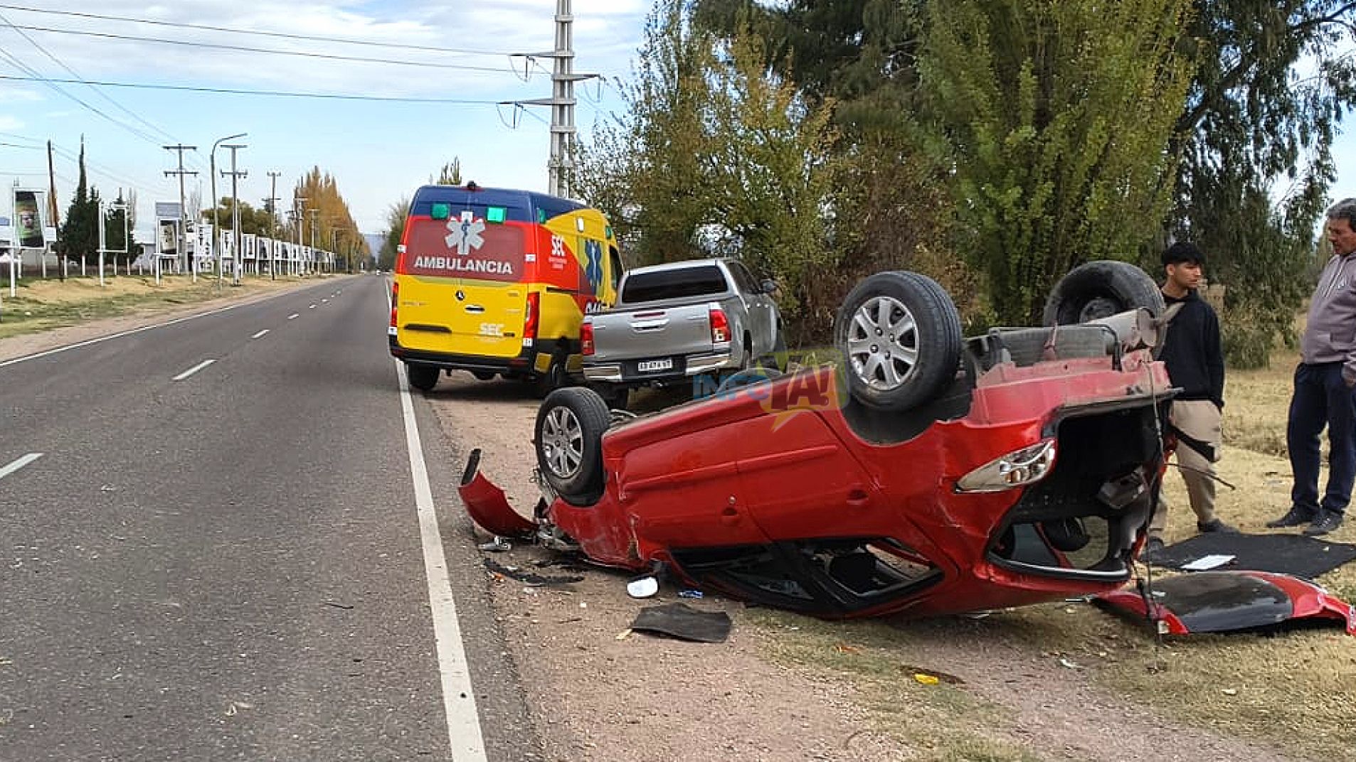 Una joven perdió el dominio de su auto y terminó volcando en Rama Caída