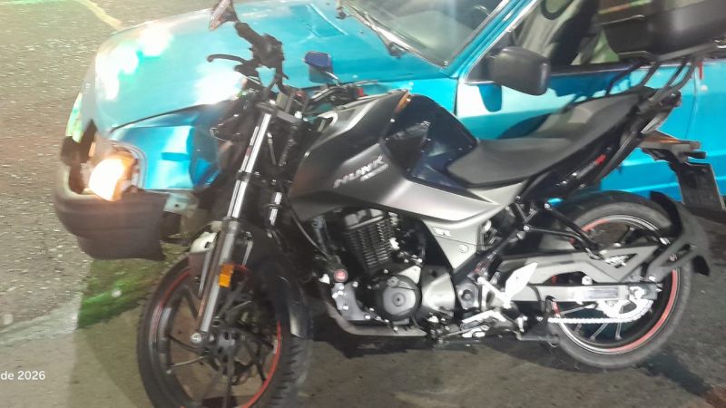 Una moto chocó con un auto en avenida Mitre y Pringles: dos lesionados