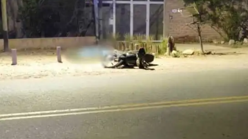 Murió un motociclista tras chocar contra unos postes
