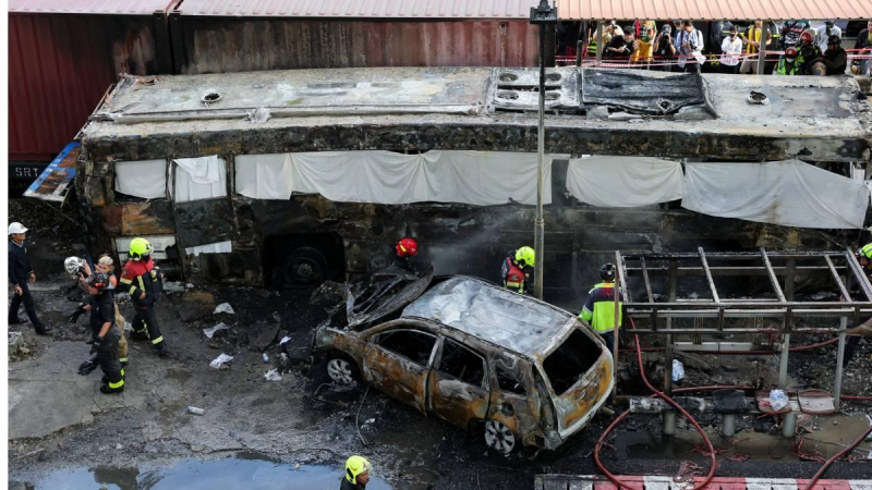 Videos: varios muertos y heridos tras un choque de un tren y un micro en Bangkok