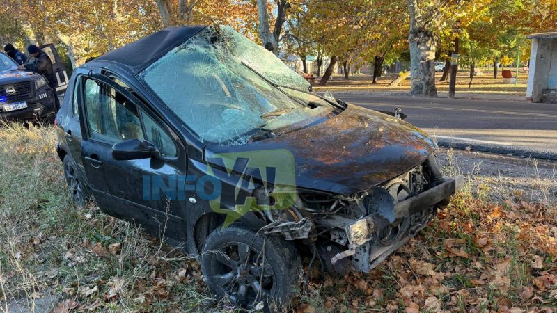 Así quedó el Peugeot 307 que chocó en ruta 143, en la curva de El Tropezón