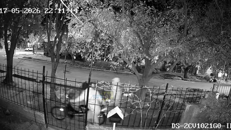 Video: así robaban una moto de un domicilio en el barrio Valle Grande
