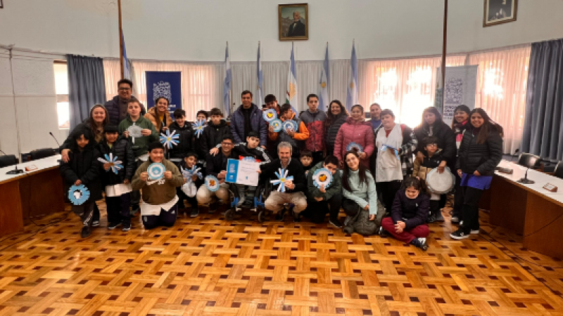 Alumnos de la escuela Iris entregaron escarapelas en el Concejo