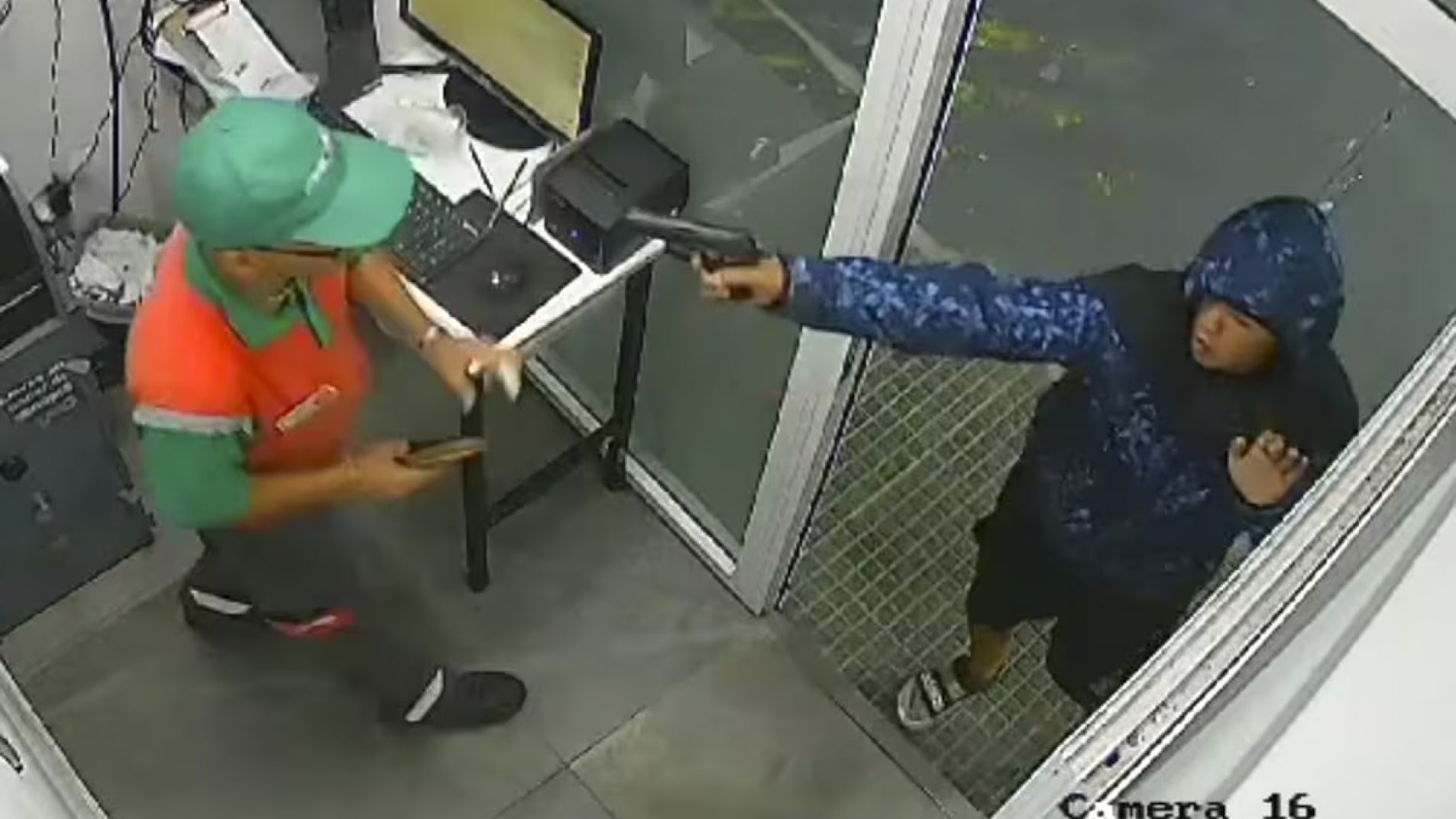 El menor que ejecutó a tres personas en 2024 volvió a ser detenido con un arma