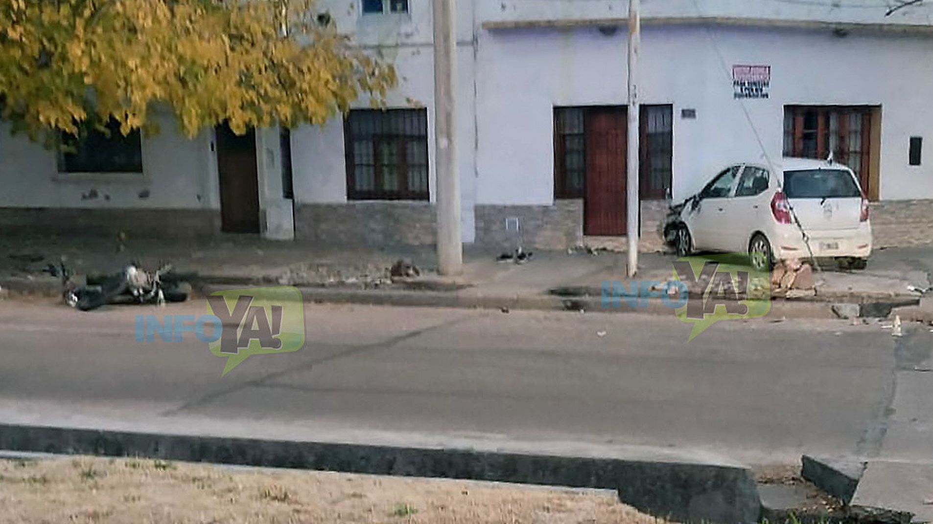 Perdió el dominio tras chocar con una moto e impactó contra una vivienda