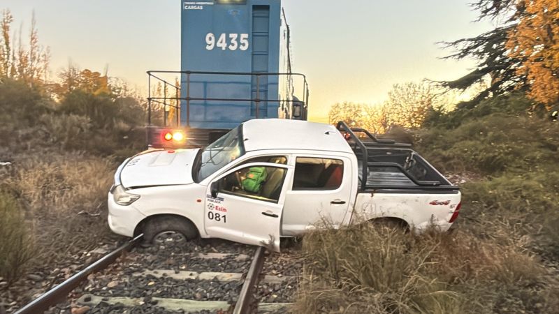 Un tren atropelló una camioneta y la arrastró 100 metros en Luján