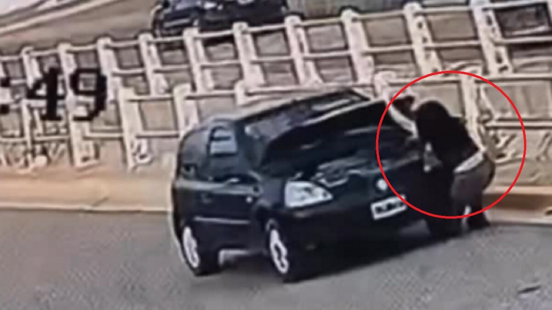 Una mujer se bajó a revisar la bateria y el auto le pasó por encima (Video)