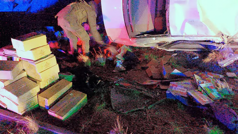 Intentó evadir un control y volcó: llevaba álbumes y figuritas de contrabando