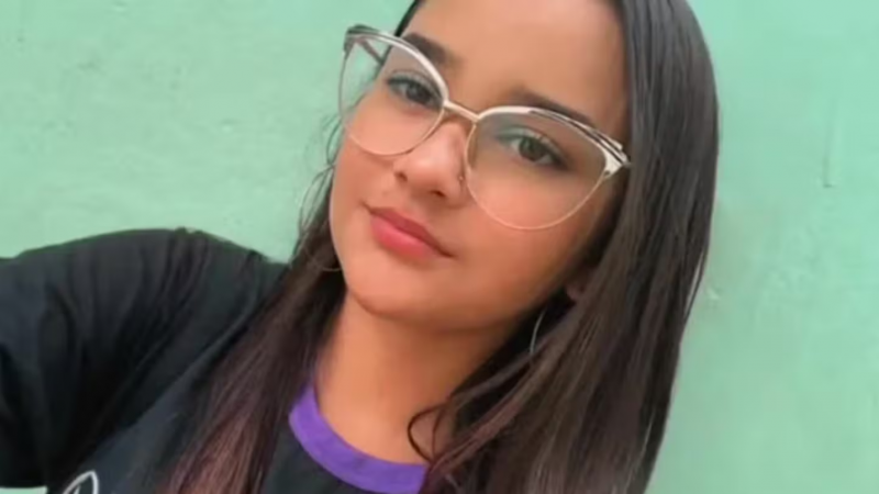 Adolescente sufrió una descarga eléctrica mientras se planchaba el pelo y murió
