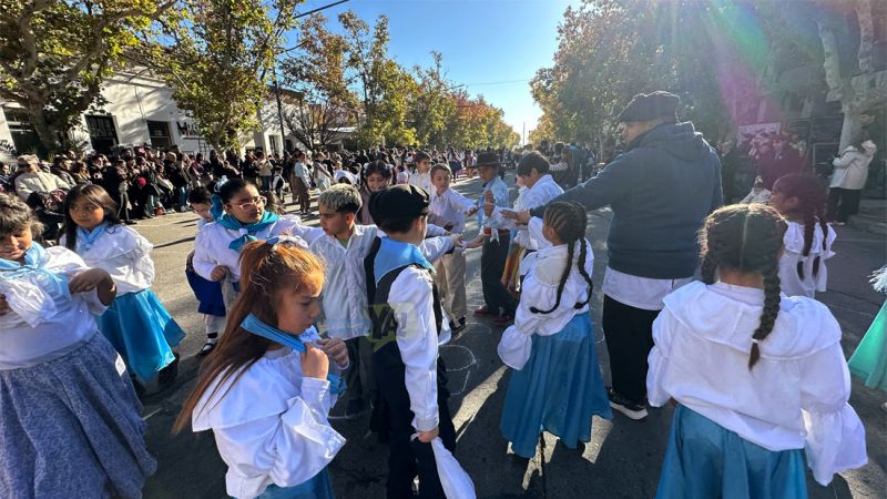 Mucho colorido y pañuelos al aire en el Pericón Inclusivo