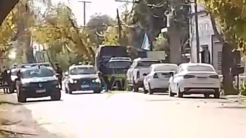 Gran despliegue policial y pedradas en un allanamiento en Cuadro Nacional