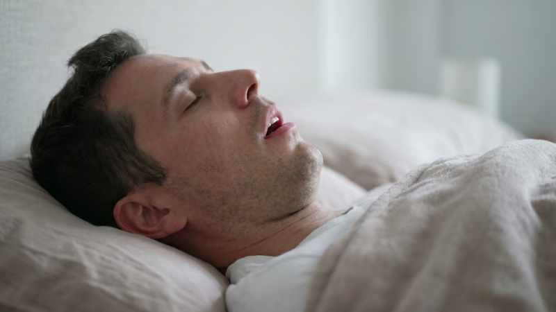Qué posición al dormir protege el corazón y cuál lo sobrecarga