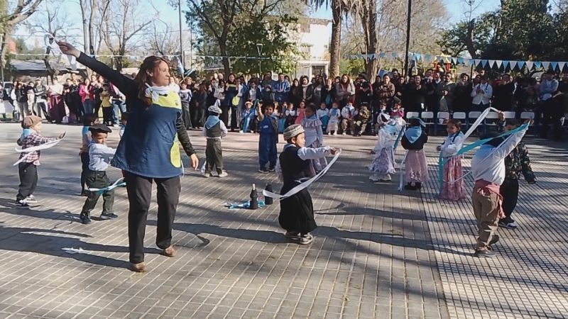 Los pequeños de jardín de infantes de Cuadro Nacional celebraron el 25 de Mayo