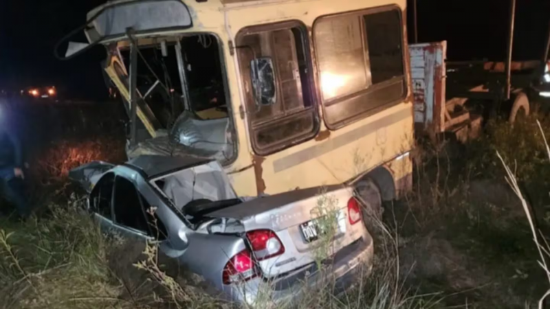 Tres personas murieron tras un choque frontal entre un camión y un auto