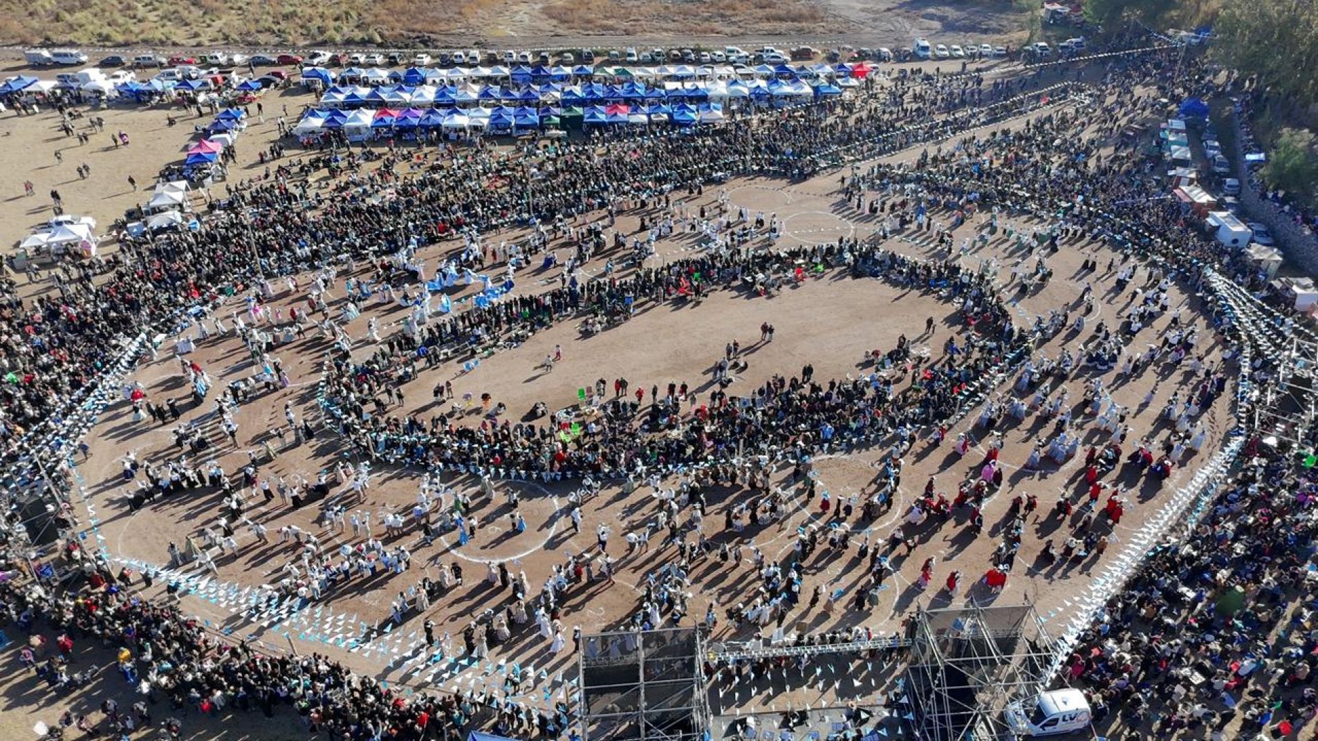 En fotos: una multitud disfrutó del gran Pericón Nacional en la Villa 25 de Mayo