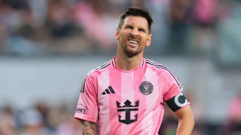 ¿Simple molestia o lesión?: Qué se sabe de Lionel Messi