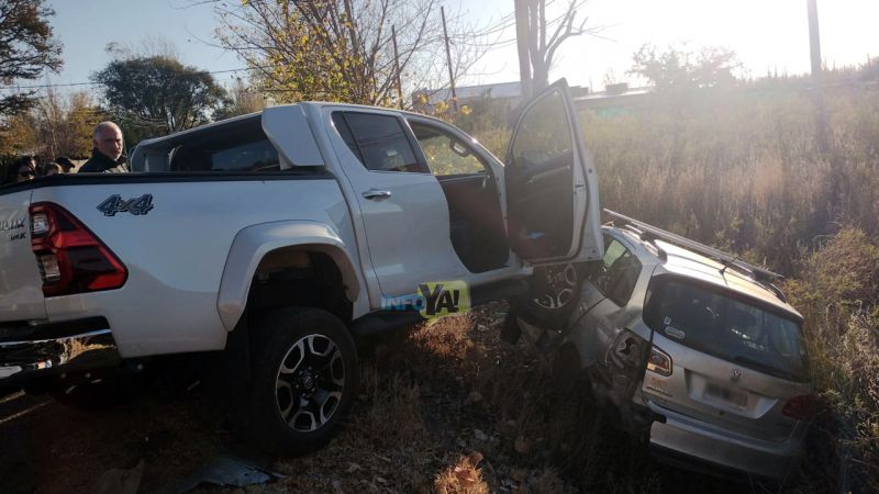 Brutal choque de una camioneta a un auto en la Villa 25 de Mayo