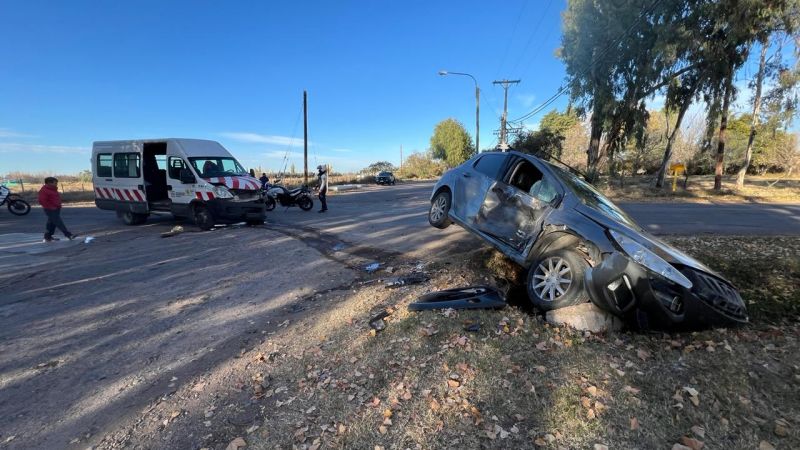 Fuerte choque entre furgón y auto en Las Paredes: mujer y niña lesionadas