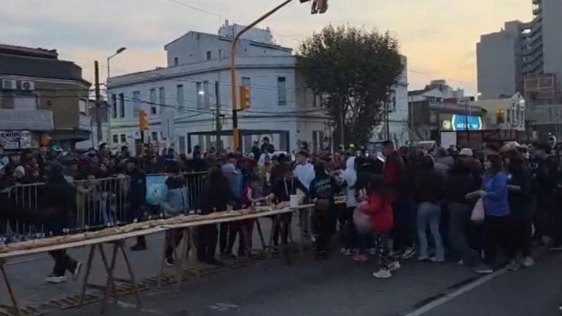 Caos por el sándwich más largo del mundo: se abalanzaron a comerlo (video)