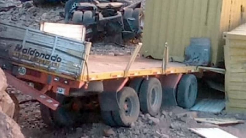 Un camión cayó al vacío en alta montaña y murió el chofer