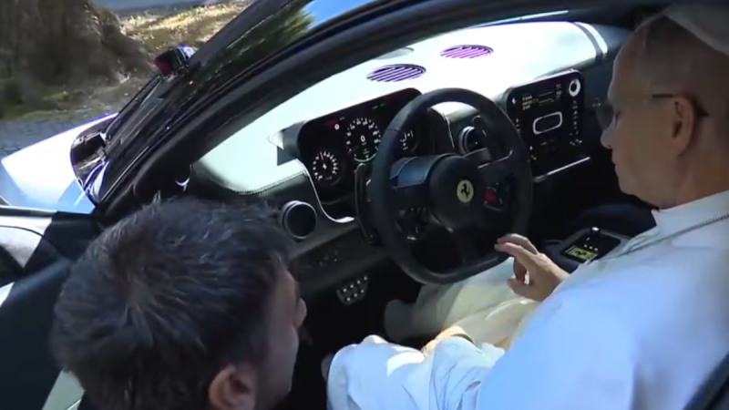 La reacción del papa León XIV al probar el nuevo auto eléctrico de Ferrari