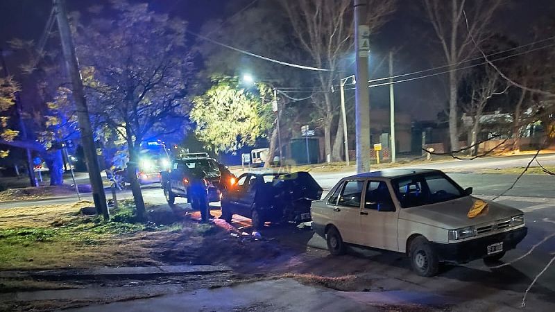 Chocaron dos vehículos en un cruce que se volvió peligroso