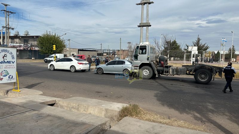 Choque en cadena entre un camión municipal y dos autos en avenida Alberdi