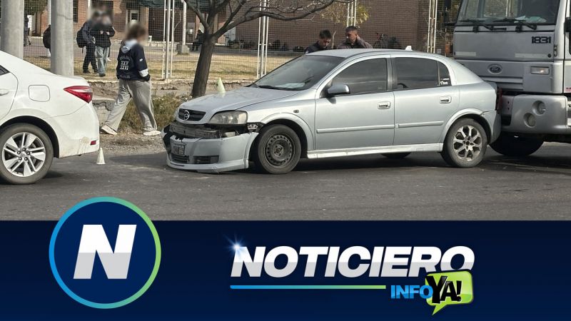 Estaban esperando la luz verde del semáforo y los chocó un camión